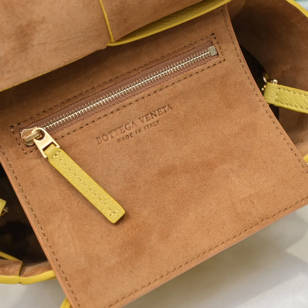 Bottega Veneta Mini Arco original pebbled cowhide has been out of control since the beginning of the cloud bag. It is made of leather block structure and has big ears with emergency buttons. It is super careful... and fashionable. The Mini size is more practical. It comes with a shoulder strap and can be worn cross-body on one shoulder. Style number [6693#] Dimensions: Bag opening 29, base 17.5, width 8, height 17 (excluding handle) pineapple yellow